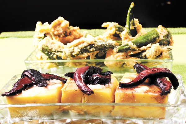 O africano ensinou ao português o gosto pelos vegetais, o uso do azeite de dendê, o prazer de temperar com pimenta, novos jeitos de preparar galinha e peixe, como incluir o fubá na dieta. Junto às iguarias, semeou palavras como angu e quiabo